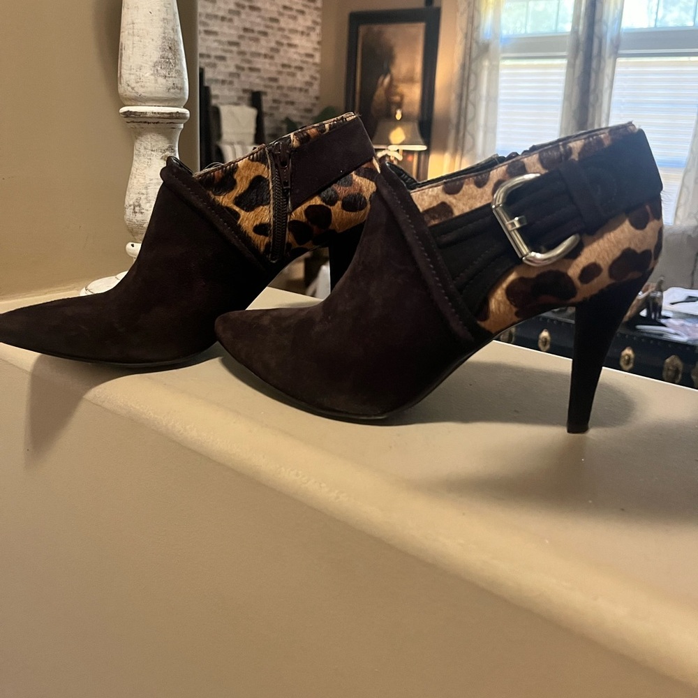 Antonio Melani brown leopard print bootie. - Picture 2 of 14